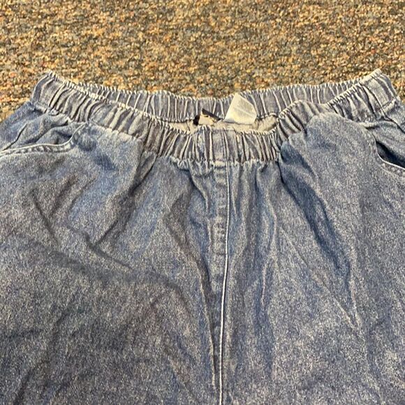 Basic Editions Embroidered Capris sz. M - Picture 3 of 3